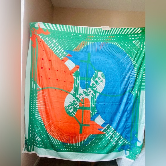 Satin Kaftan in One Size with Horse Motif💥 - Picture 2 of 2